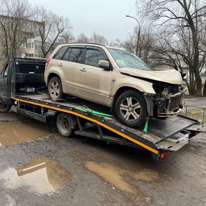 Эвакуатор с платформой ломаного типа