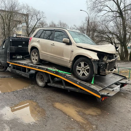 Эвакуатор с платформой ломаного типа